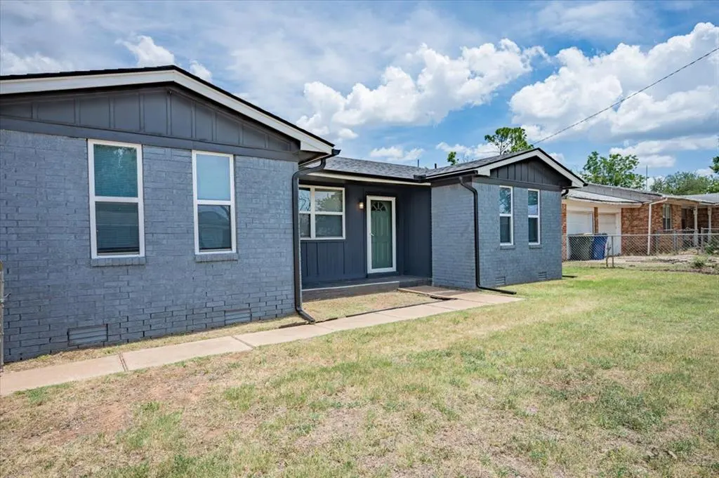 Photo 3 — 119 Windsor Road, Chickasha, OK 73018