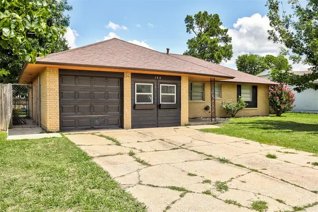 Photo 2 — 125 SW 11th Street, Moore, OK 73160