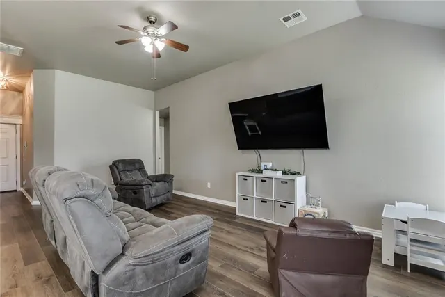 Photo 5 — 700 Dana Drive, Yukon, OK 73099