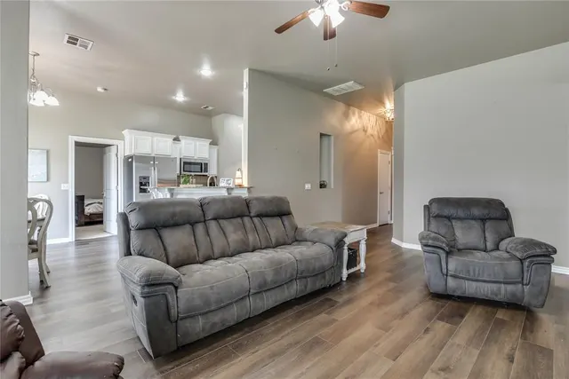 Photo 6 — 700 Dana Drive, Yukon, OK 73099