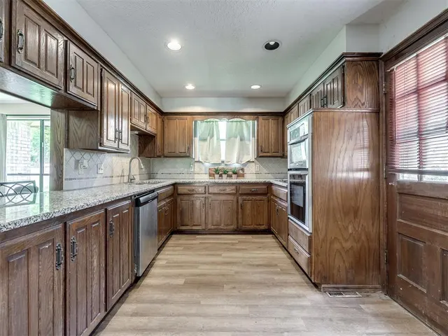 Photo 7 — 1111 Robin Hood Lane, Norman, OK 73072