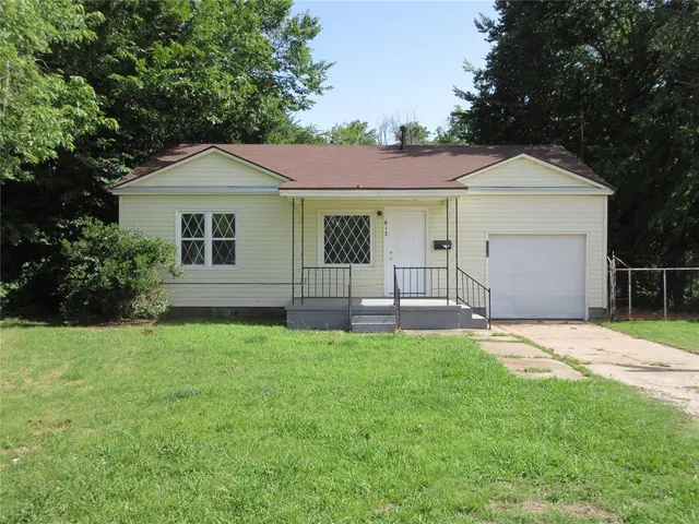 Front exterior — 612 E Walnut Street, Tecumseh, OK 74873