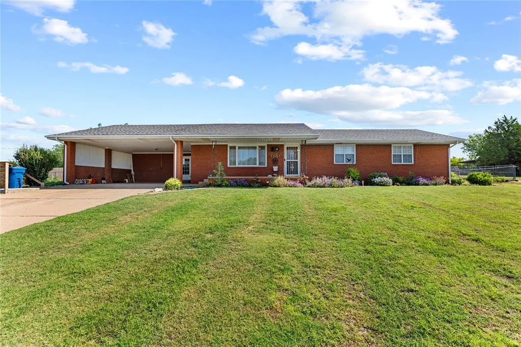 Front exterior — 907 Ella Street, Cordell, OK 73632