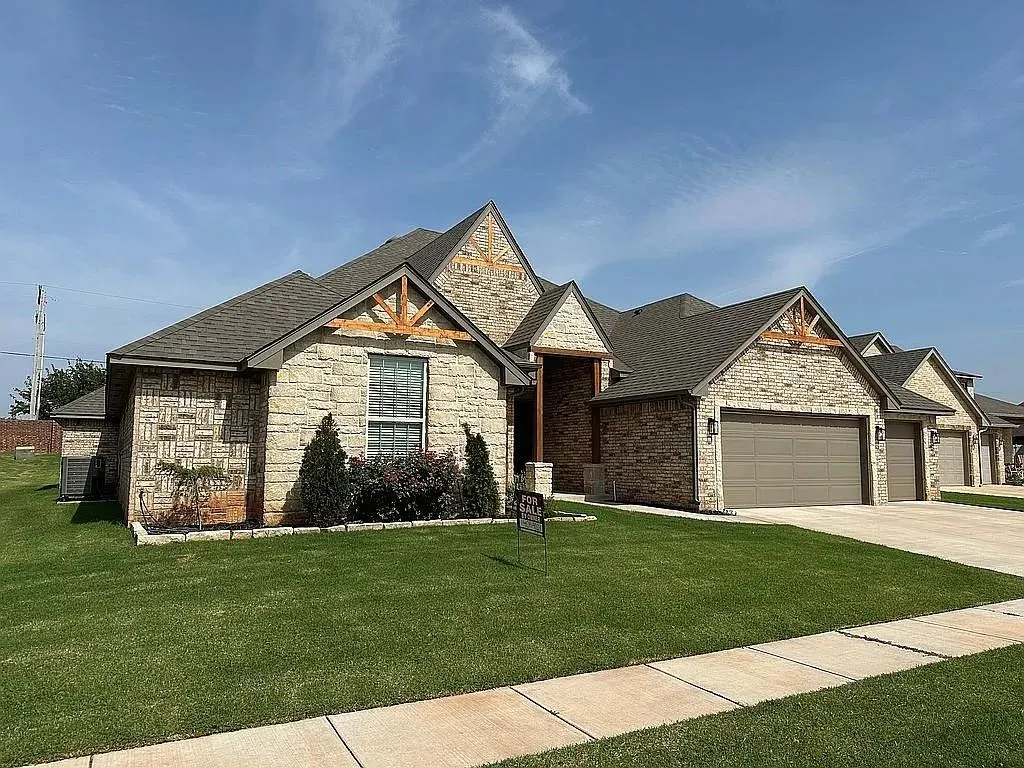 Photo 2 — 14608 Brantwood Circle, Oklahoma City, OK 73142