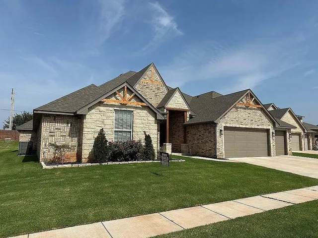 Photo 2 — 14608 Brantwood Circle, Oklahoma City, OK 73142