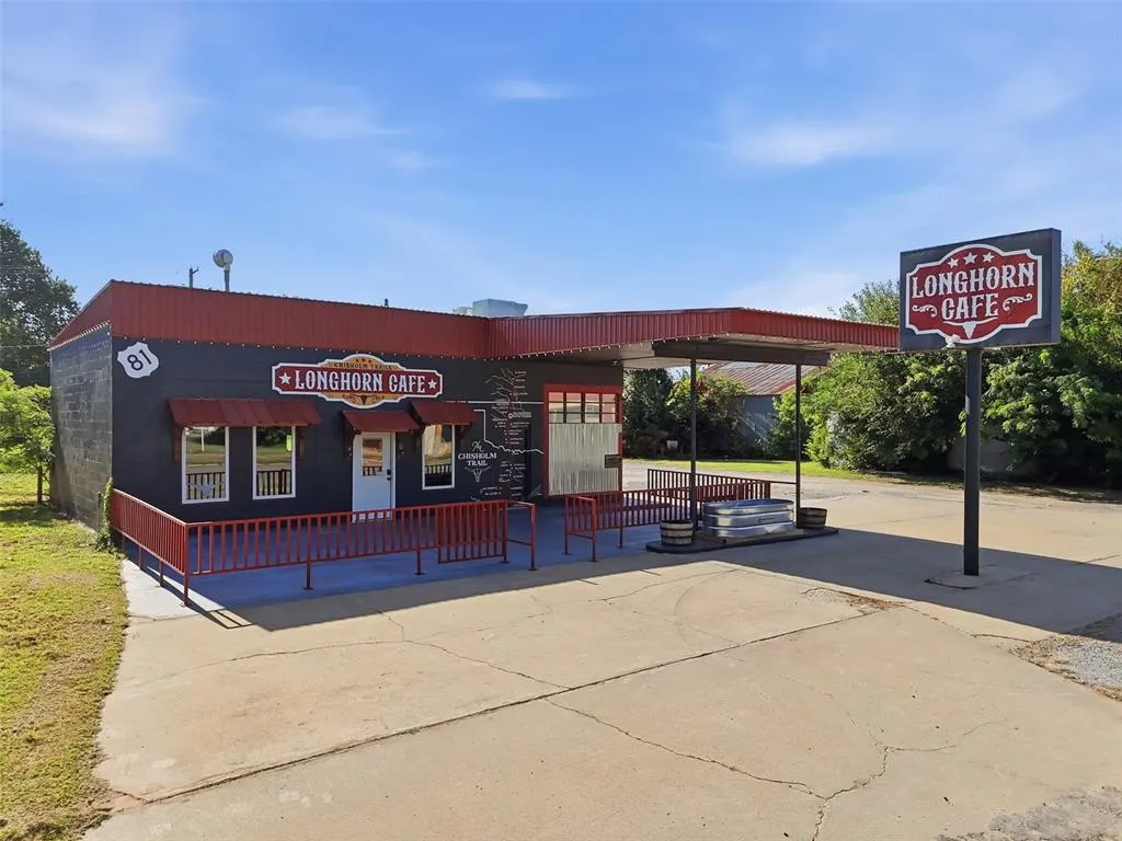 Front exterior — 112 N Chisholm Trail, Dover, OK 73734