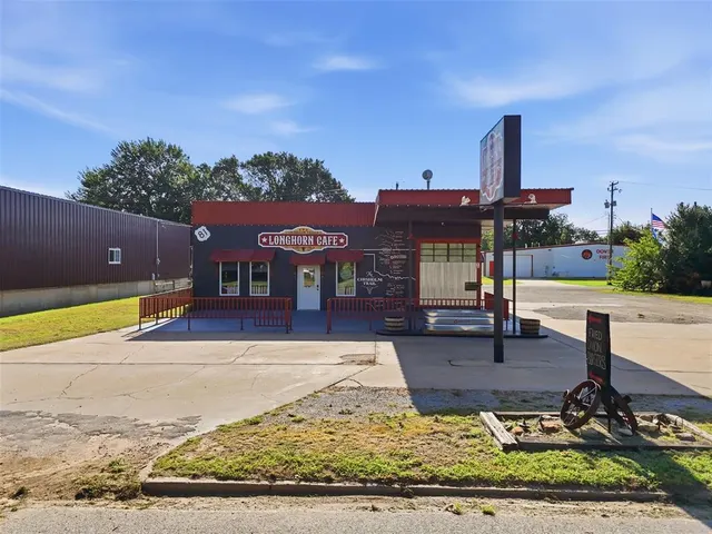 Photo 2 — 112 N Chisholm Trail, Dover, OK 73734