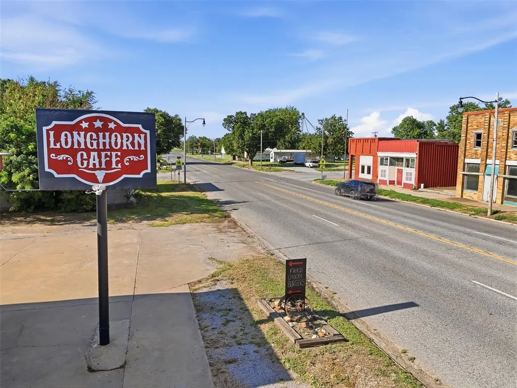 Photo 11 — 112 N Chisholm Trail, Dover, OK 73734
