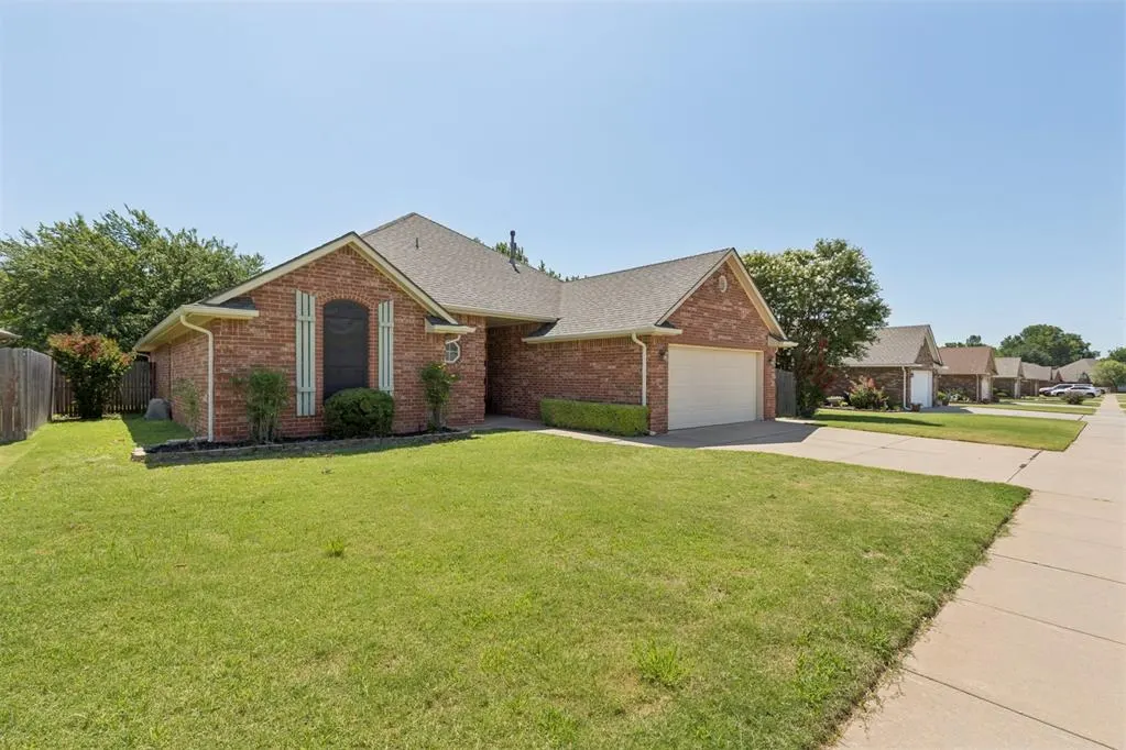 Photo 2 — 12504 Kingsridge Terrace, Oklahoma City, OK 73170