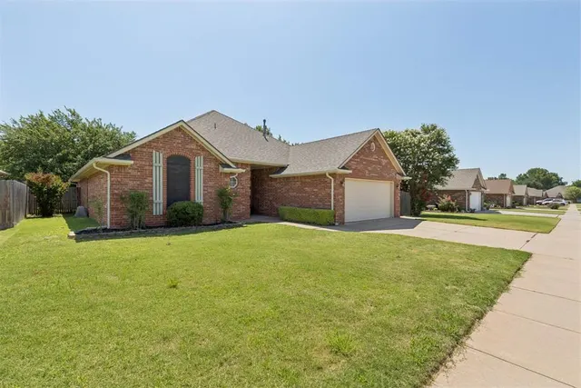 Photo 2 — 12504 Kingsridge Terrace, Oklahoma City, OK 73170