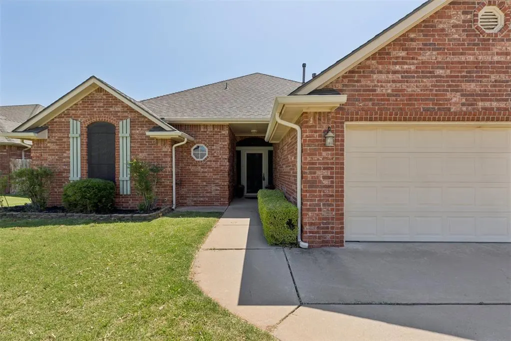 Photo 3 — 12504 Kingsridge Terrace, Oklahoma City, OK 73170