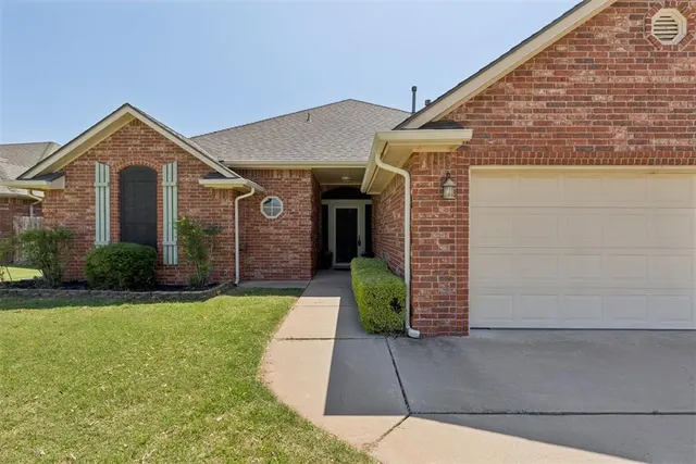 Photo 3 — 12504 Kingsridge Terrace, Oklahoma City, OK 73170