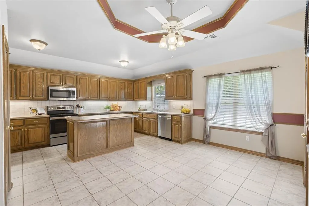 Photo 8 — 12504 Kingsridge Terrace, Oklahoma City, OK 73170
