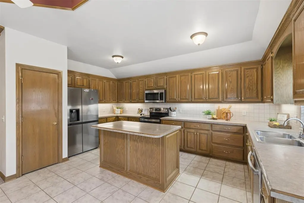 Photo 11 — 12504 Kingsridge Terrace, Oklahoma City, OK 73170