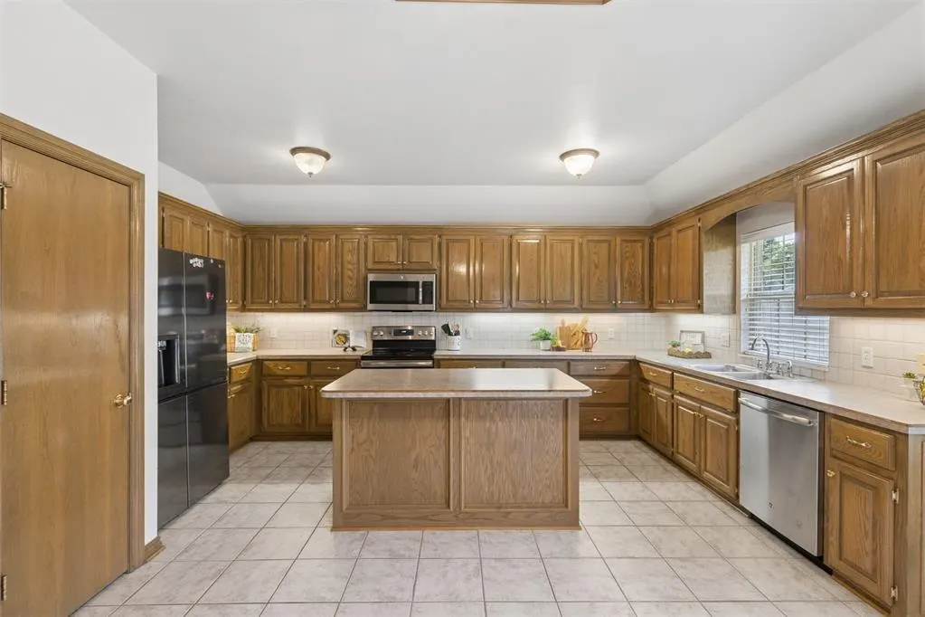 Photo 12 — 12504 Kingsridge Terrace, Oklahoma City, OK 73170