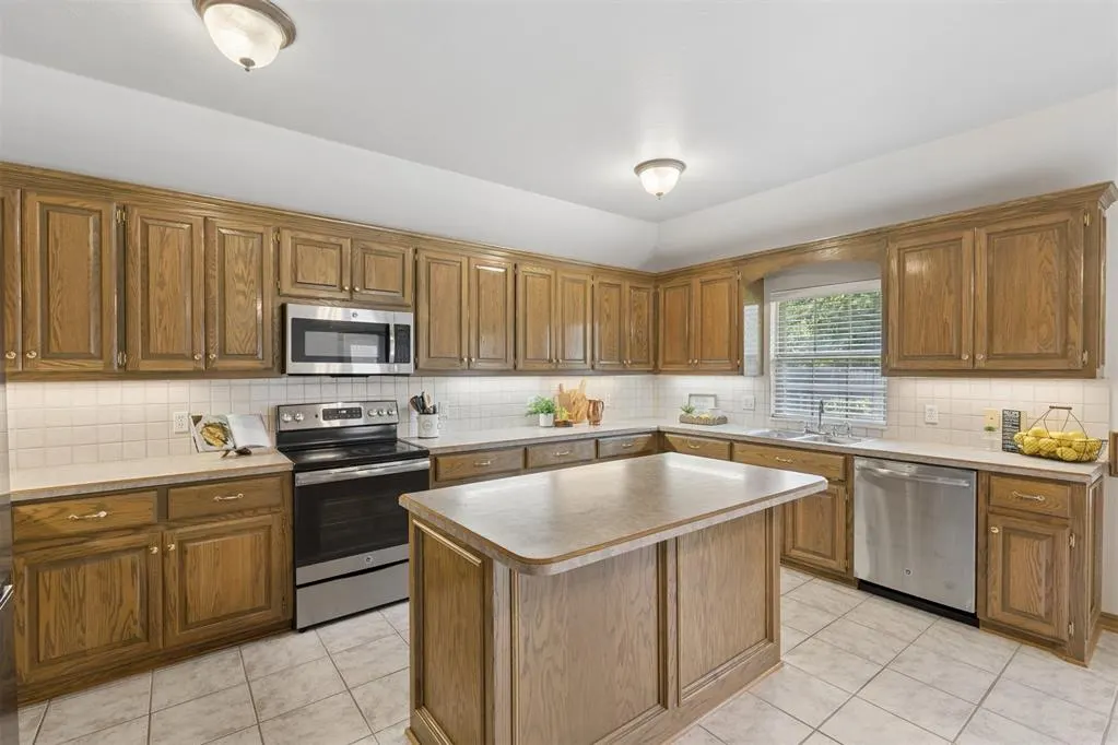 Photo 13 — 12504 Kingsridge Terrace, Oklahoma City, OK 73170
