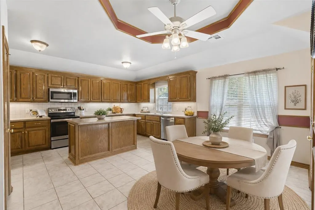 Photo 9 — 12504 Kingsridge Terrace, Oklahoma City, OK 73170