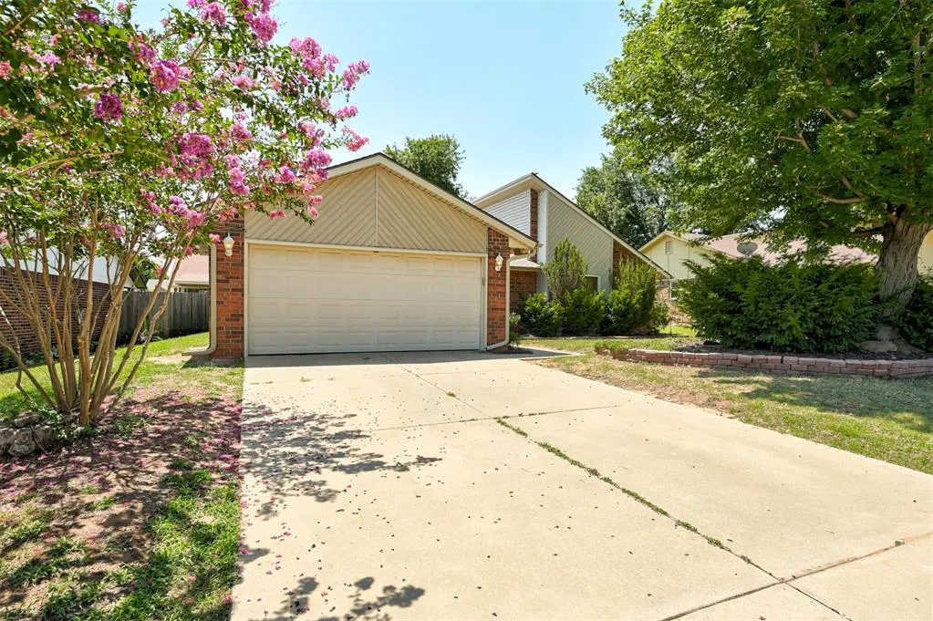 Photo 2 — 11704 SW 3rd Street, Yukon, OK 73099