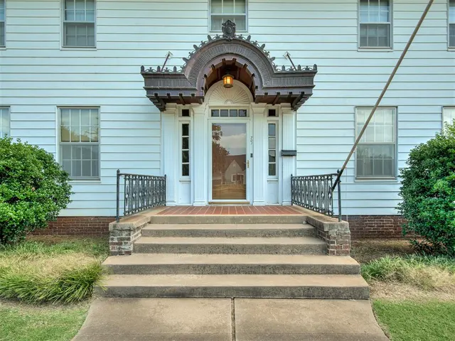 Photo 3 — 701 E Noble Avenue, Guthrie, OK 73044
