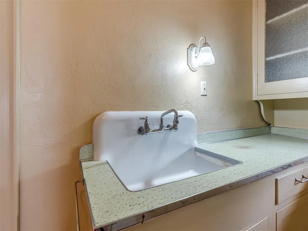 Photo 13 — 701 E Noble Avenue, Guthrie, OK 73044