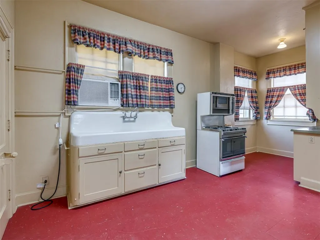Photo 14 — 701 E Noble Avenue, Guthrie, OK 73044