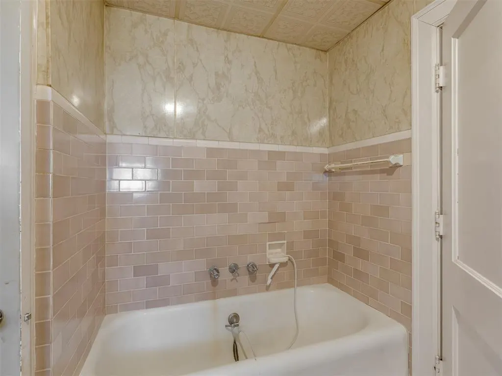 Photo 33 — 701 E Noble Avenue, Guthrie, OK 73044