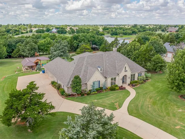 Photo 2 — 19355 Sportsman Road, Edmond, OK 73012