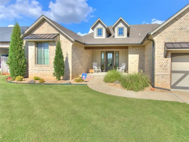 Photo 3 — 4304 Bridge Wood Lane, Oklahoma City, OK 73179