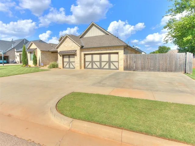 Photo 4 — 4304 Bridge Wood Lane, Oklahoma City, OK 73179