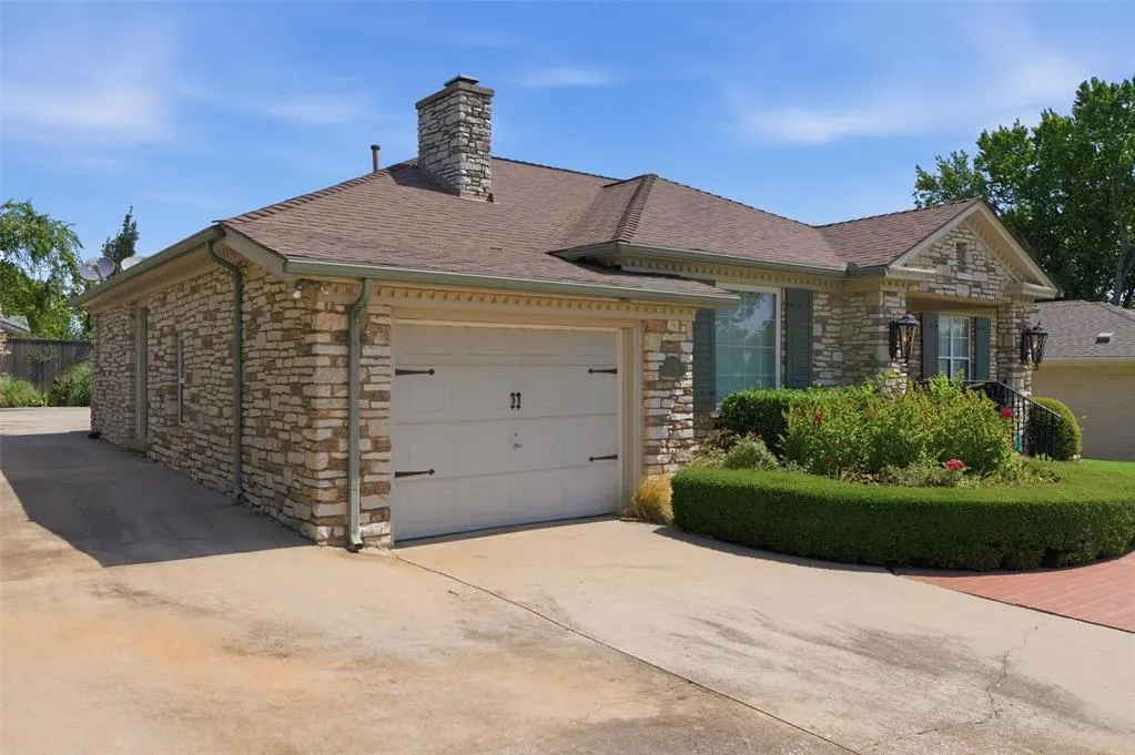 Photo 4 — 1205 Marlboro Lane, Nichols Hills, OK 73116