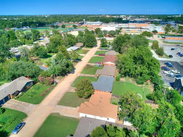 Photo 5 — 1304 Barbour Street, Norman, OK 73069
