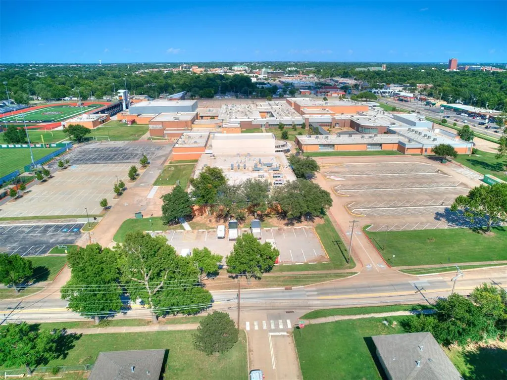 Photo 6 — 1304 Barbour Street, Norman, OK 73069