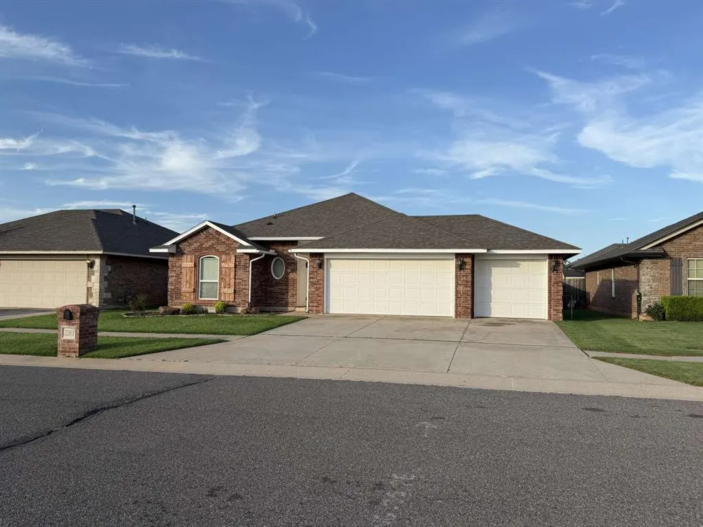Photo 2 — 2261 Blue Jay Drive, Edmond, OK 73012