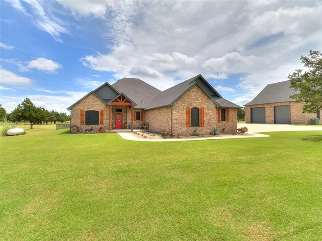 Photo 2 — 2040 S May Avenue, Guthrie, OK 73044