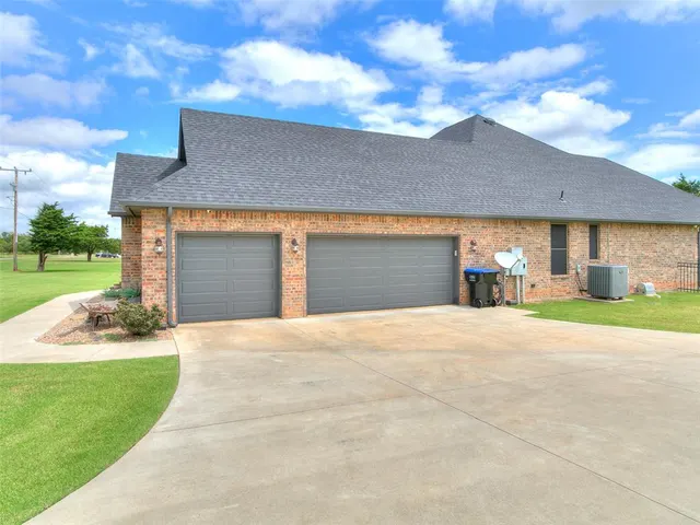 Photo 3 — 2040 S May Avenue, Guthrie, OK 73044