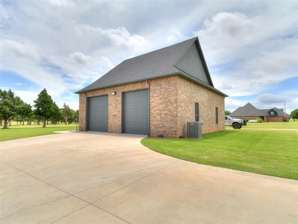 Photo 4 — 2040 S May Avenue, Guthrie, OK 73044