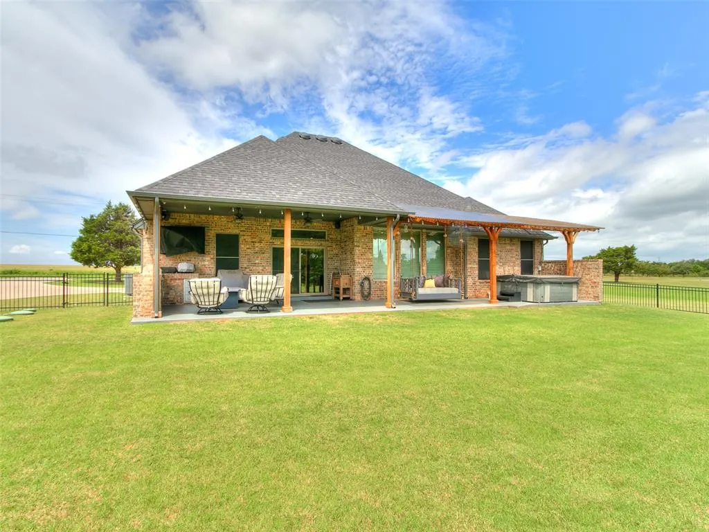 Photo 5 — 2040 S May Avenue, Guthrie, OK 73044