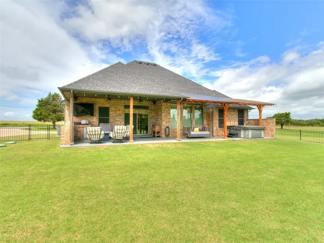 Photo 5 — 2040 S May Avenue, Guthrie, OK 73044
