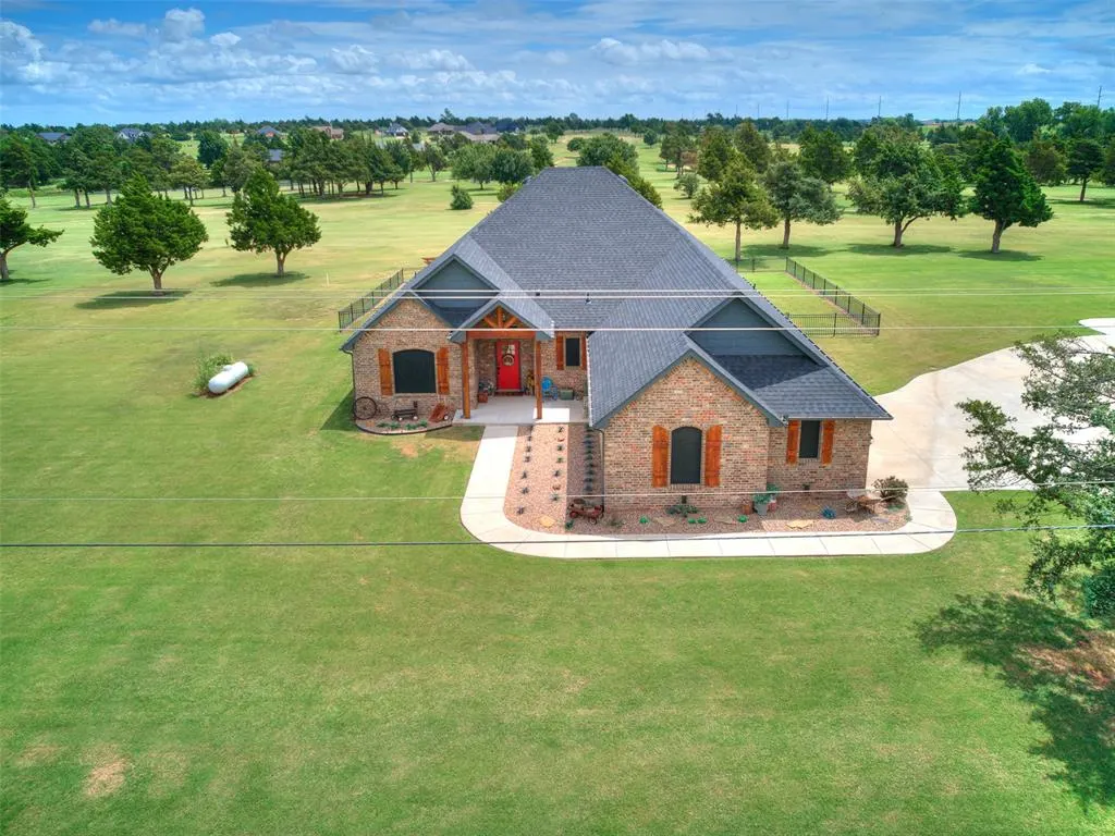 Photo 8 — 2040 S May Avenue, Guthrie, OK 73044