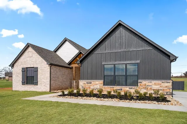 Photo 2 — 2288 Summit Circle, Blanchard, OK 73010