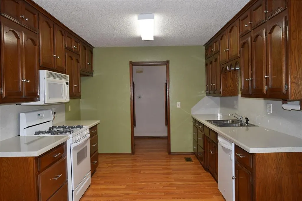 Photo 12 — 3649 Sunvalley Drive, Midwest City, OK 73110
