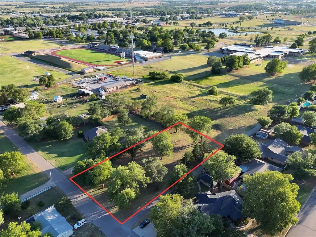 Photo 4 — 715 N Bowman Avenue, Elk City, OK 73644