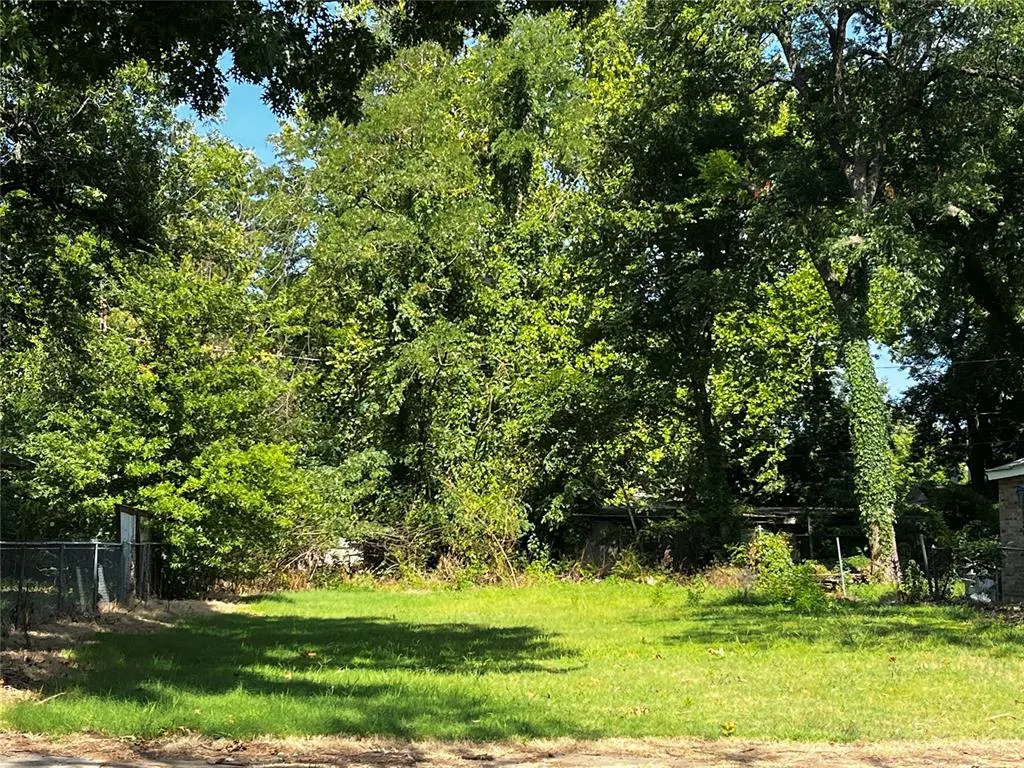 Front exterior — 627 N Louisa Street, Shawnee, OK 74801