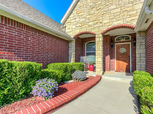 Photo 3 — 11705 Charleston Way, Yukon, OK 73099