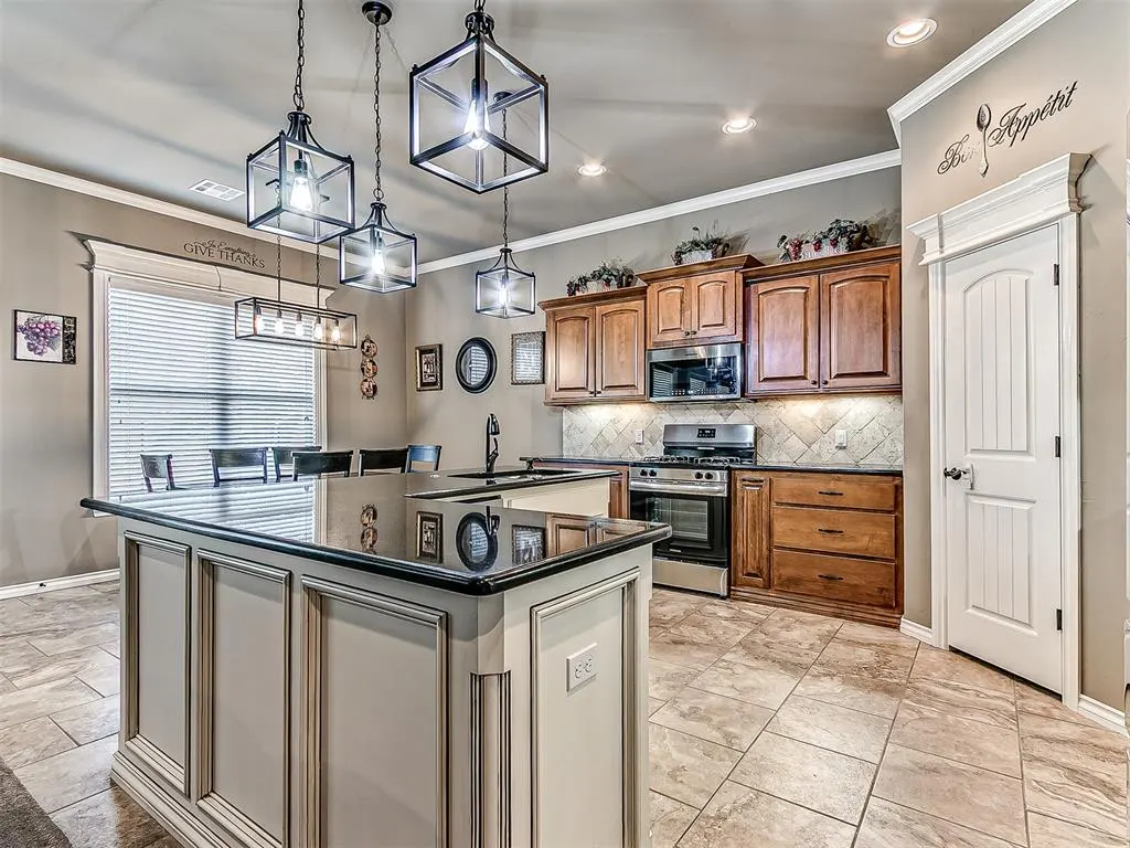 Photo 12 — 11705 Charleston Way, Yukon, OK 73099