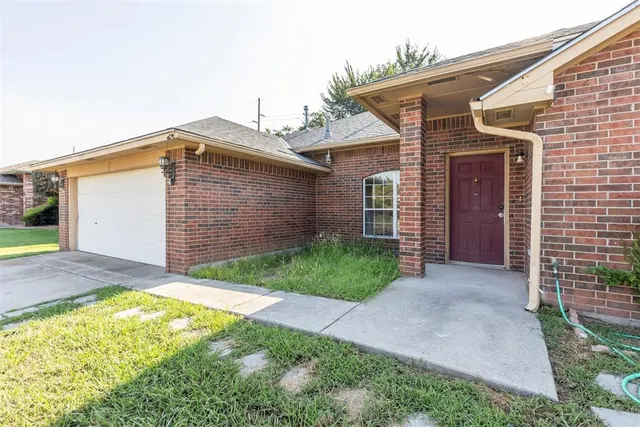 Photo 2 — 1833 Parkridge Drive, Norman, OK 73071