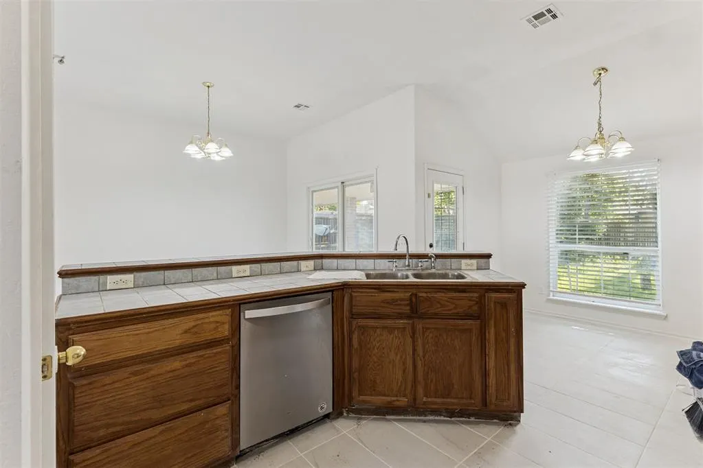 Photo 9 — 1833 Parkridge Drive, Norman, OK 73071