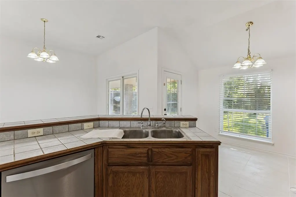 Photo 10 — 1833 Parkridge Drive, Norman, OK 73071