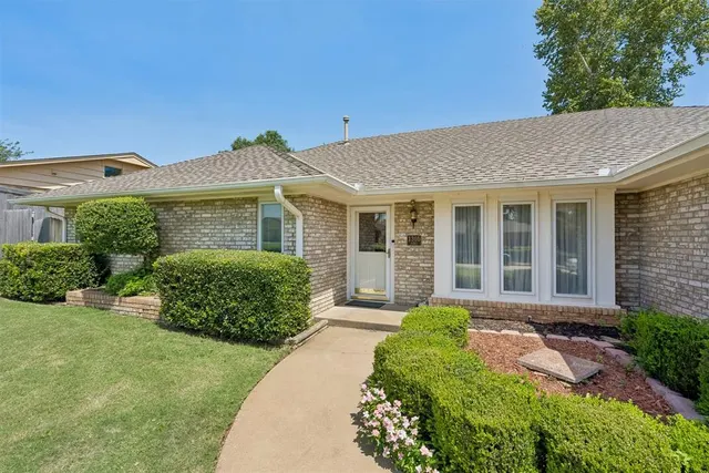 Photo 2 — 1305 Sims Avenue, Edmond, OK 73013