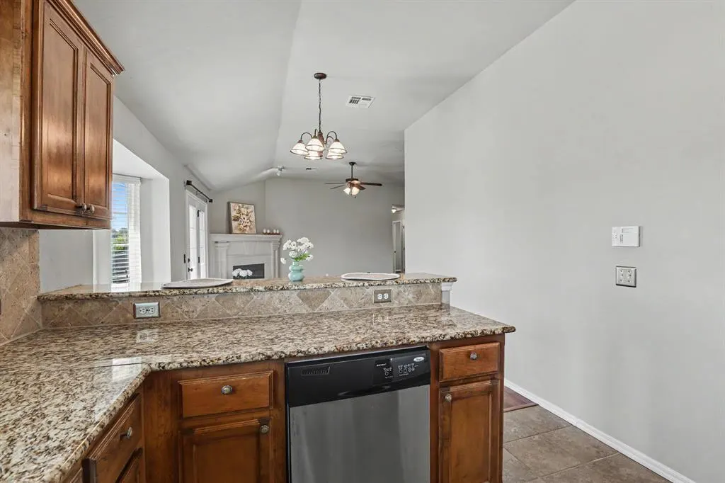Photo 13 — 908 Denmark Street, Yukon, OK 73099